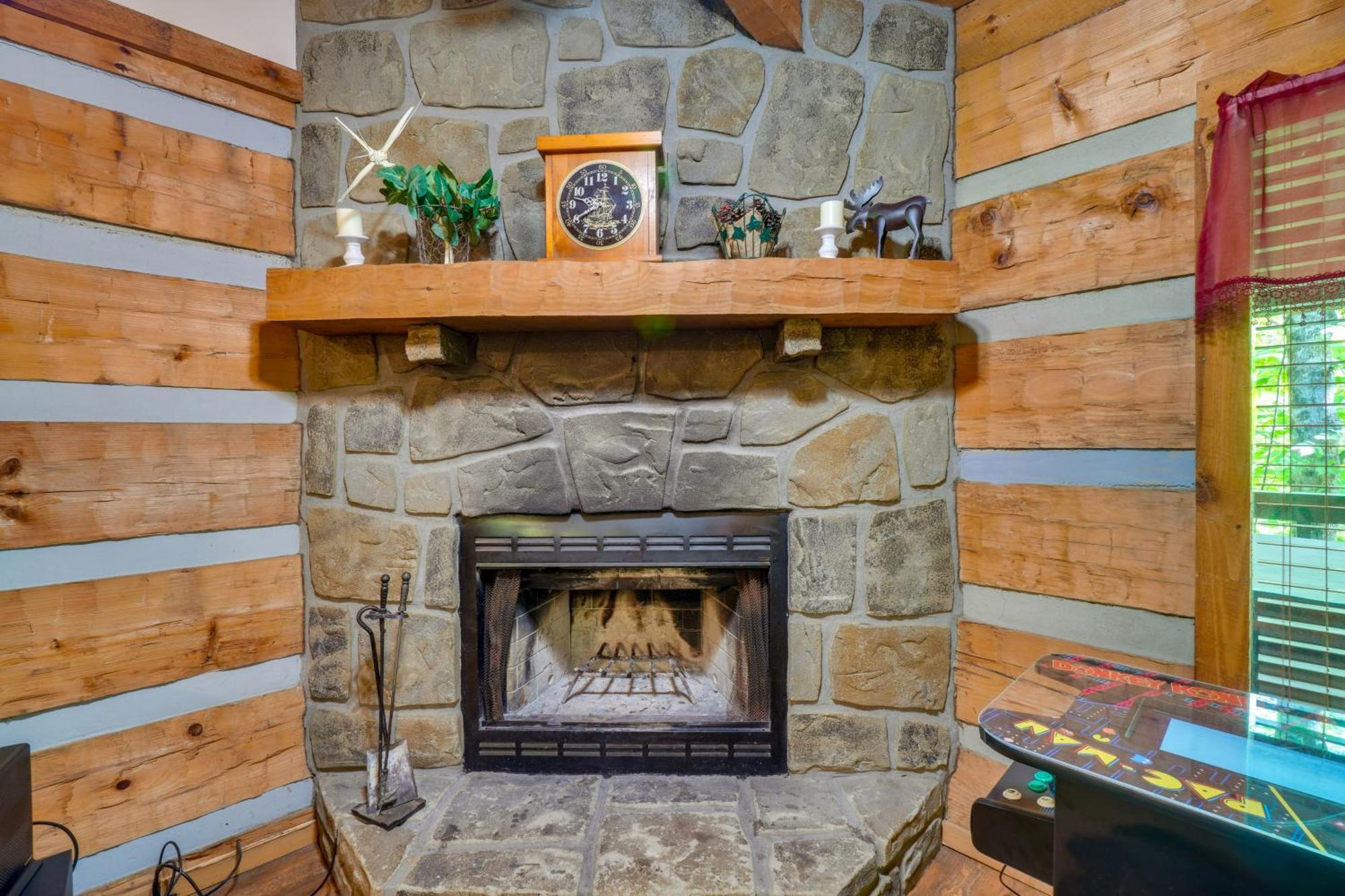 Gatlinburg Cabin With Hot Tub About 6 Mi To Downtown! Eksteriør bilde